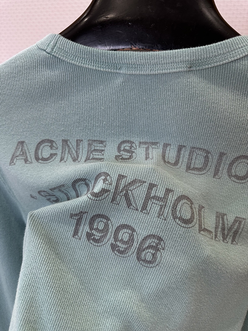 アクネストゥディオズコピー Acne Studios 1996 レディースレタープリント入りウォッシュリブ編み長袖シャ​​ツ