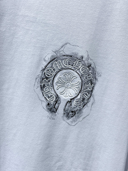 クロムハーツ 馬蹄形のサンスクリットクロスが刺繍された手描きの長袖シャツ
