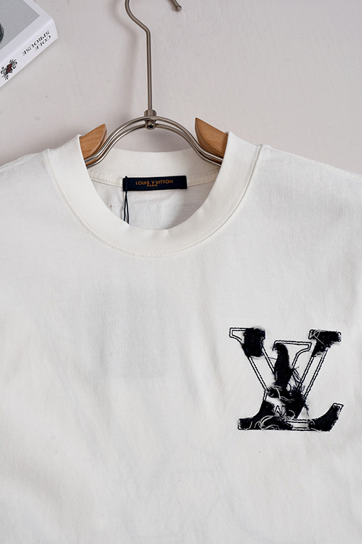 ルイヴィトンコピー 刺繍入りデニムパッチ付きウォッシュ半袖Tシャツ