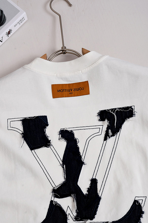 ルイヴィトンコピー 刺繍入りデニムパッチ付きウォッシュ半袖Tシャツ