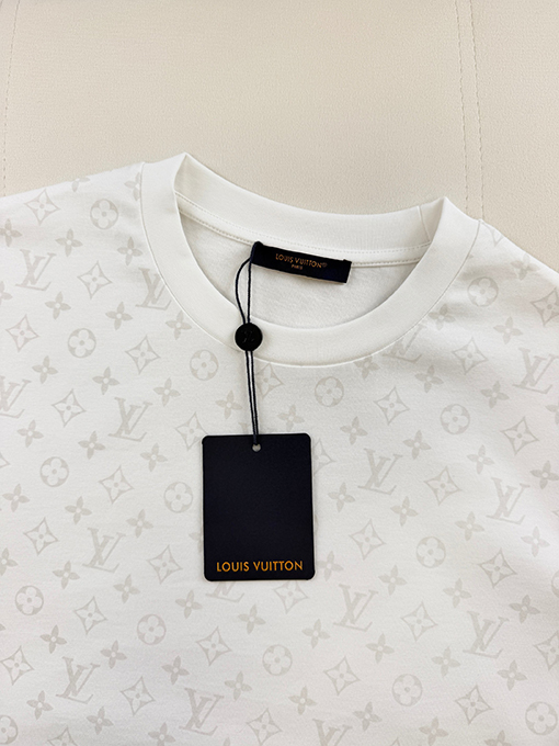 ルイヴィトン 蓄光モノグラム入り半袖Tシャツ