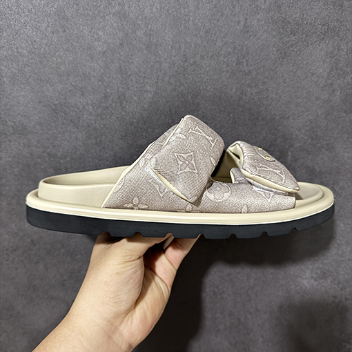 ルイヴィトン LV Pool Pillow Comfort Mules Monogram サンセットシリーズのサンダル