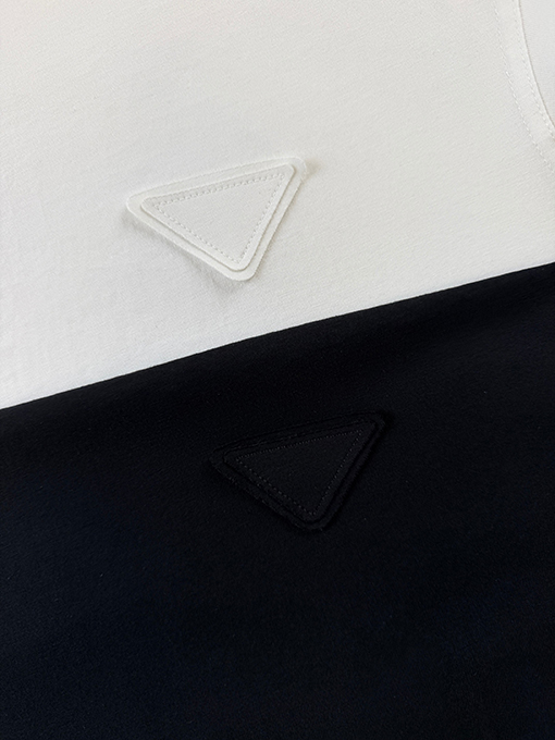プラダ 三角形のワッペンが付いた半袖Tシャツ