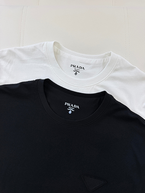プラダ 三角形のワッペンが付いた半袖Tシャツ
