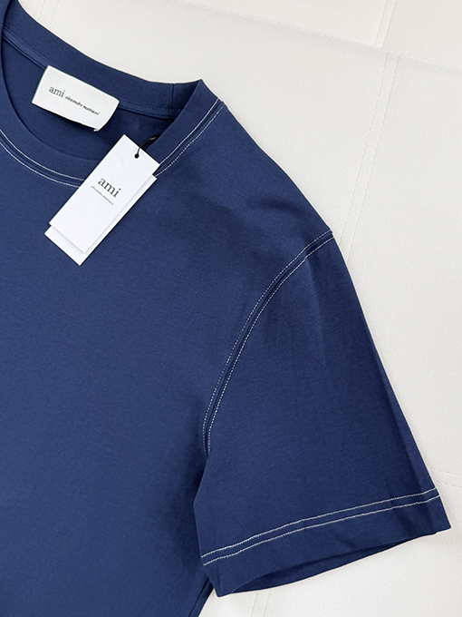アミ ステッチが目立つボックス型半袖Tシャツ