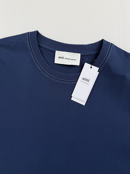 アミ ステッチが目立つボックス型半袖Tシャツ