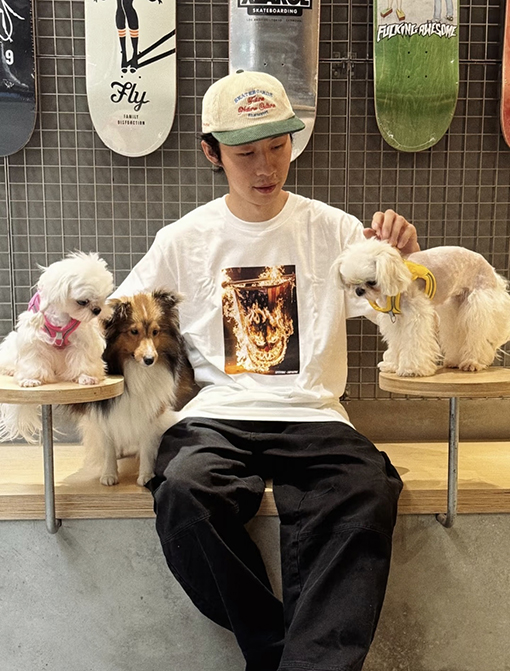 シュプリーム半袖Tシャツコピー コラボレーション作品燃えるアメリカ国旗の写真プリント入り半袖Tシャツ