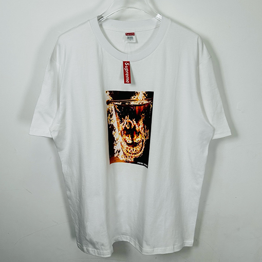 シュプリーム半袖Tシャツコピー コラボレーション作品燃えるアメリカ国旗の写真プリント入り半袖Tシャツ