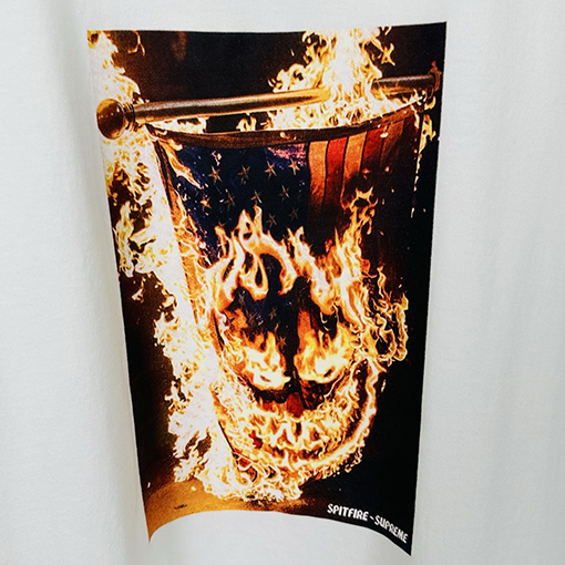 シュプリーム半袖Tシャツコピー コラボレーション作品燃えるアメリカ国旗の写真プリント入り半袖Tシャツ
