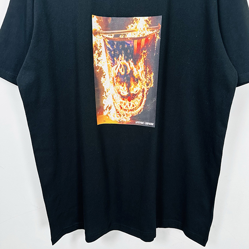 シュプリーム半袖Tシャツコピー コラボレーション作品燃えるアメリカ国旗の写真プリント入り半袖Tシャツ