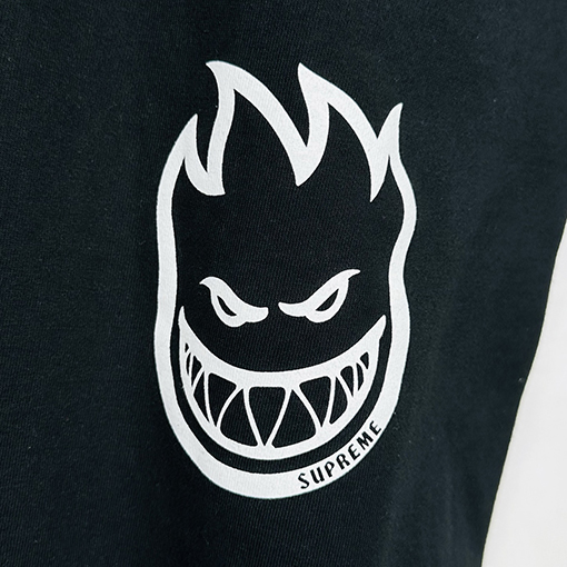 シュプリーム半袖Tシャツコピー コラボレーション作品燃えるアメリカ国旗の写真プリント入り半袖Tシャツ