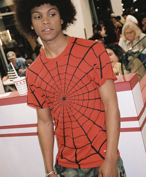 シュプリーム半袖Tシャツスーパーコピー スパイダーマンとのコラボレーションプリント入り半袖Tシャツ