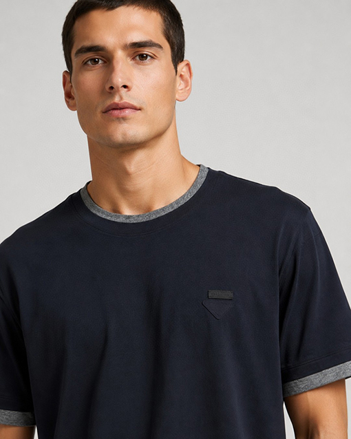 プラダ偽物 三角形のロゴが入った、ツーピース風の半袖Tシャツ