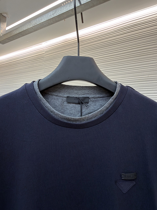 プラダ偽物 三角形のロゴが入った、ツーピース風の半袖Tシャツ
