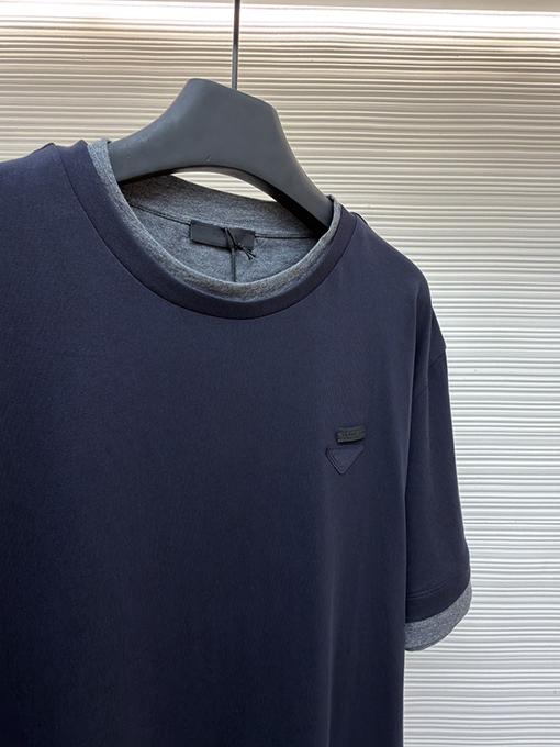 プラダ偽物 三角形のロゴが入った、ツーピース風の半袖Tシャツ