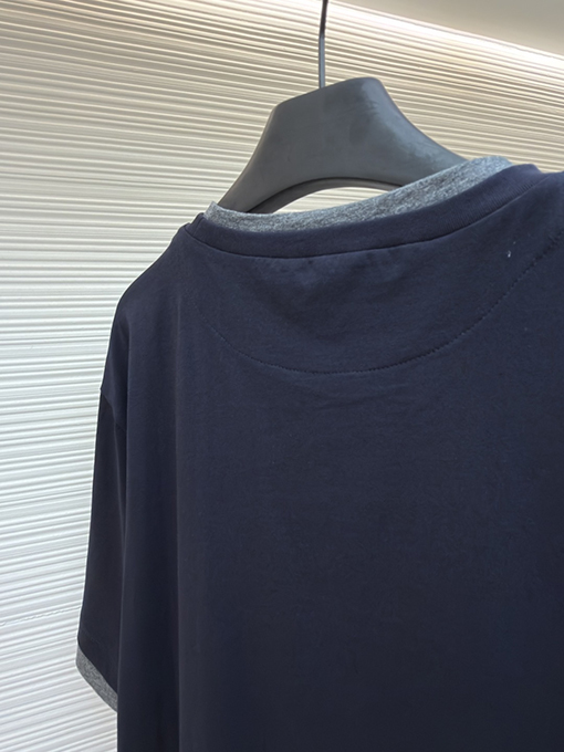 プラダ偽物 三角形のロゴが入った、ツーピース風の半袖Tシャツ