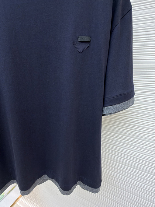 プラダ偽物 三角形のロゴが入った、ツーピース風の半袖Tシャツ