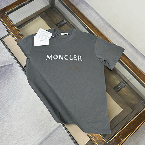 モンクレール Moncler 新作のスタイリッシュなラウンドネック半袖Tシャツ
