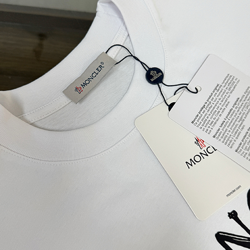 モンクレール Moncler 新作のスタイリッシュなラウンドネック半袖Tシャツ