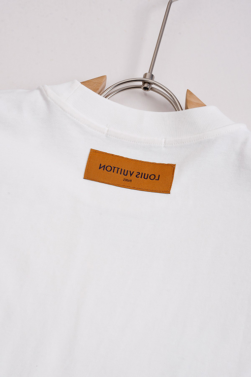 ルイヴィトン偽物 クラシックなロゴプリント入り半袖Tシャツ