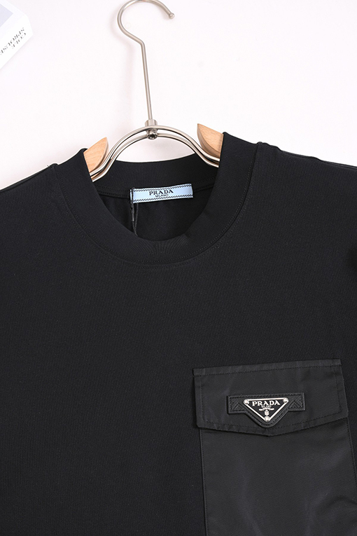 プラダ メタルトライアングルロゴ入りナイロンパッチポケット装飾付き半袖Tシャツ
