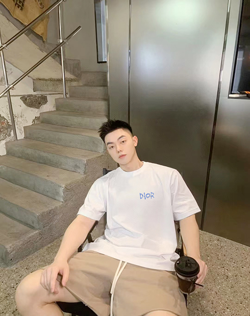 ディオール半袖Tシャツコピー Dior 手描きプリントの半袖Tシャツ