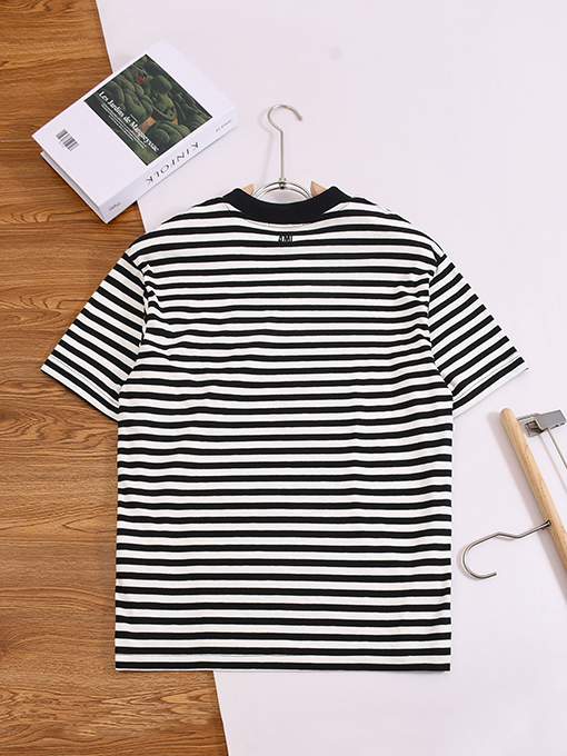 アミ クラシックなストライプ柄のロゴ刺繍入り半袖Tシャツ