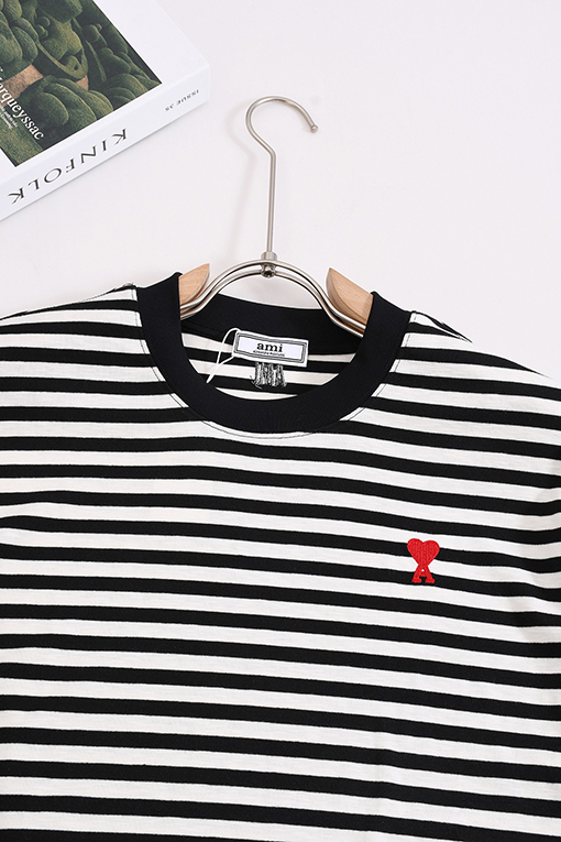 アミ クラシックなストライプ柄のロゴ刺繍入り半袖Tシャツ