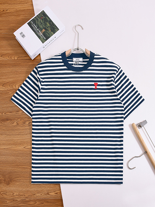 アミ クラシックなストライプ柄のロゴ刺繍入り半袖Tシャツ