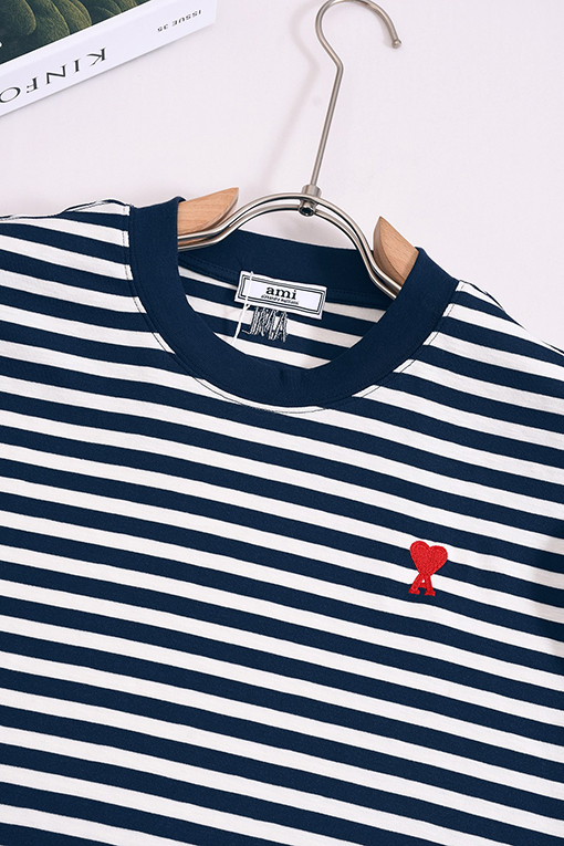 アミ クラシックなストライプ柄のロゴ刺繍入り半袖Tシャツ