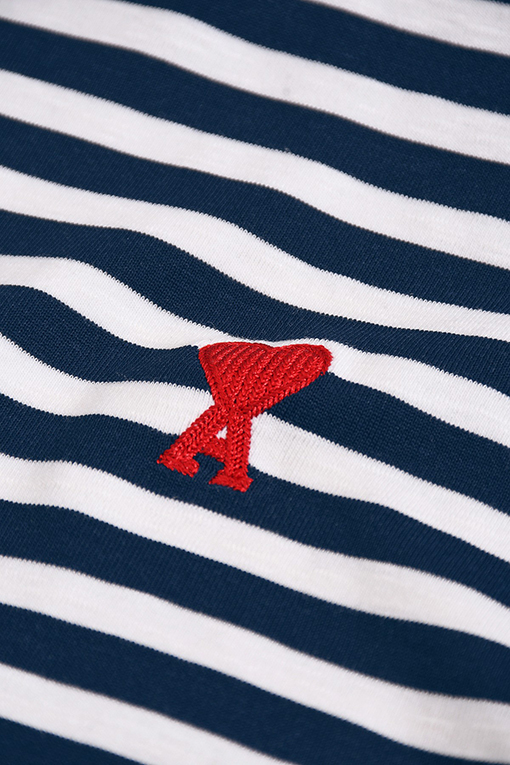 アミ クラシックなストライプ柄のロゴ刺繍入り半袖Tシャツ