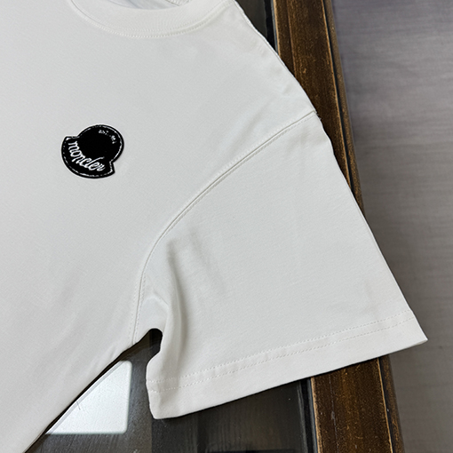 モンクレール クラシックな刺繍ロゴ入り半袖Tシャツ