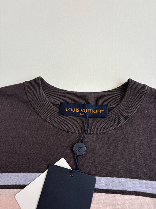 ルイヴィトン偽物 カラーブロックのストライプ柄に文字ロゴ刺繍ニット半袖Tシャツ