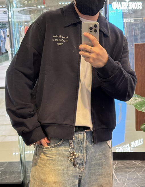 アクネストゥディオズ Acne Studios ヴィンテージ風のダメージマイクロロゴプリントのラペルジップアップジャケット