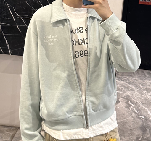 アクネストゥディオズ Acne Studios ヴィンテージ風のダメージマイクロロゴプリントのラペルジップアップジャケット
