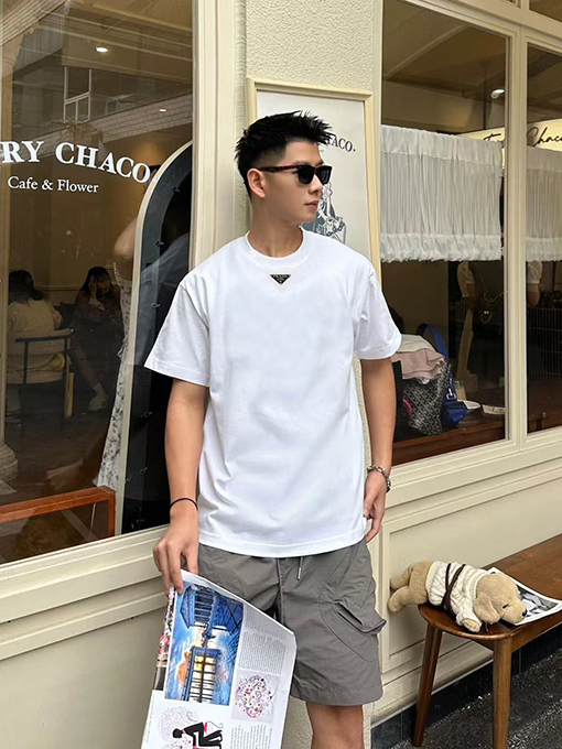 プラダ クラシックなメタルトライアングルロゴの半袖Tシャツ