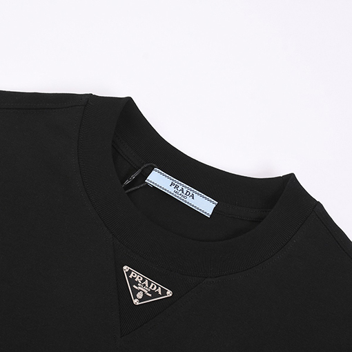 プラダ クラシックなメタルトライアングルロゴの半袖Tシャツ
