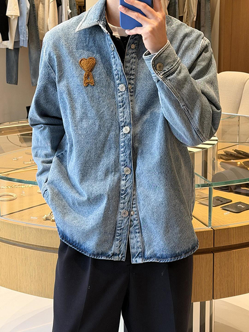 アミ 胸にハートの刺繍が入ったデニムの長袖シャツ