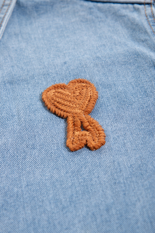 アミ 胸にハートの刺繍が入ったデニムの長袖シャツ