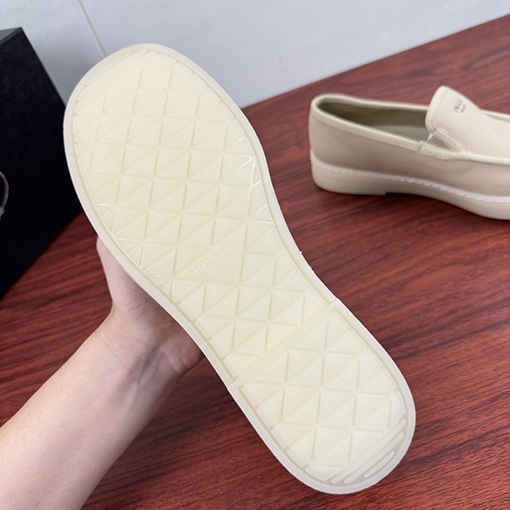 プラダ メンズキャンバスペニーシューズ