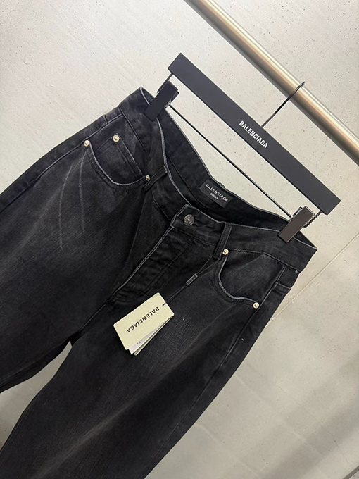 バレンシアガ ダメージと色褪ダメージジーンズ